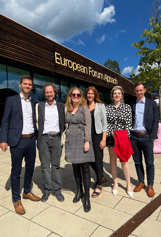 Sechs Trainees der BBG vor dem Congress Centrum des European Forum Alpbach