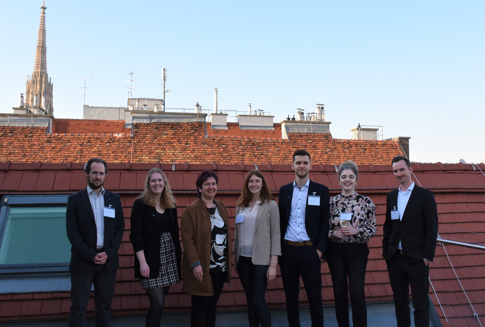 Traineegruppe auf Dachterrasse, Stephansdom im Hintergrund