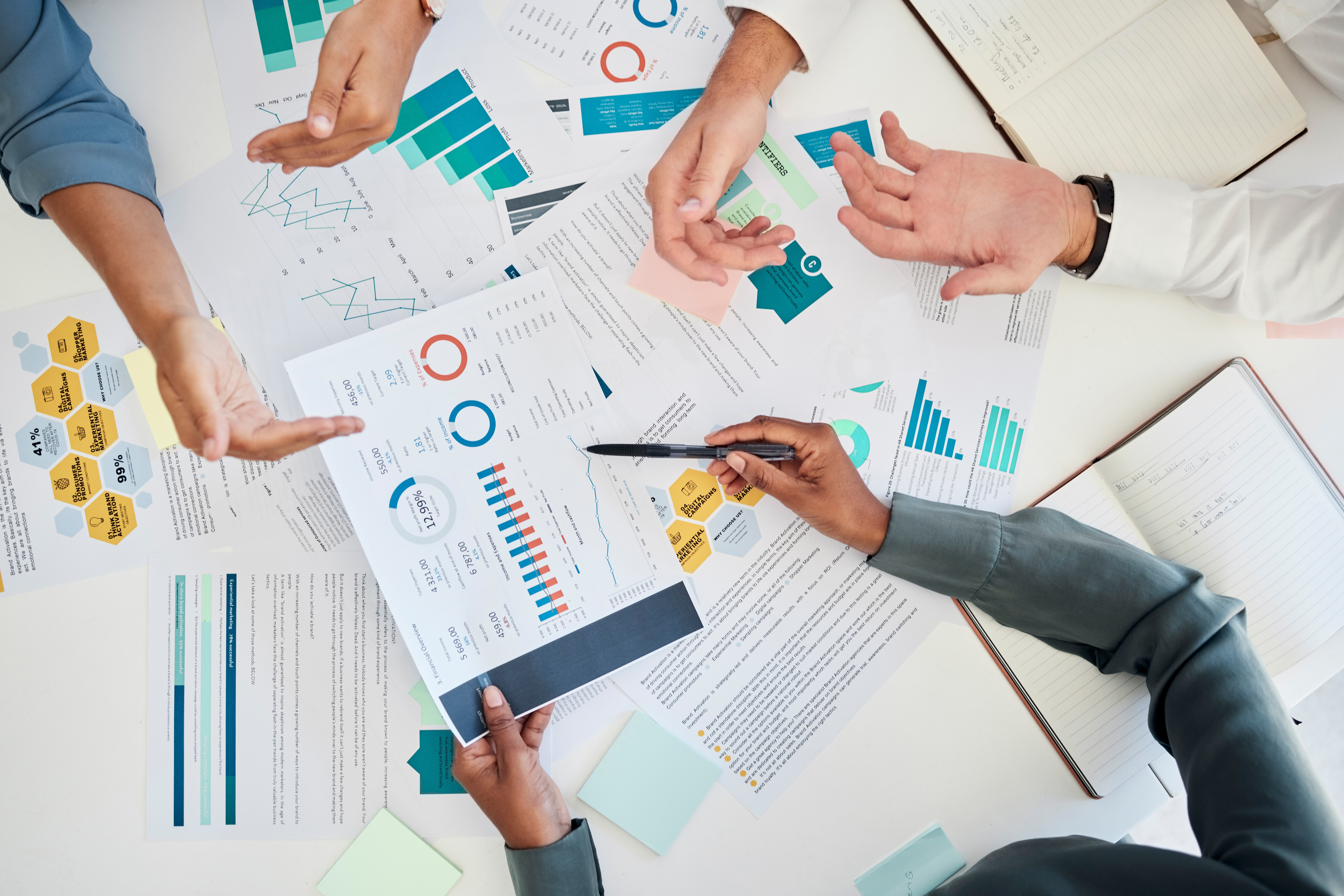 AdobeStock_542873161 Menschen besprechen eine Statistik
