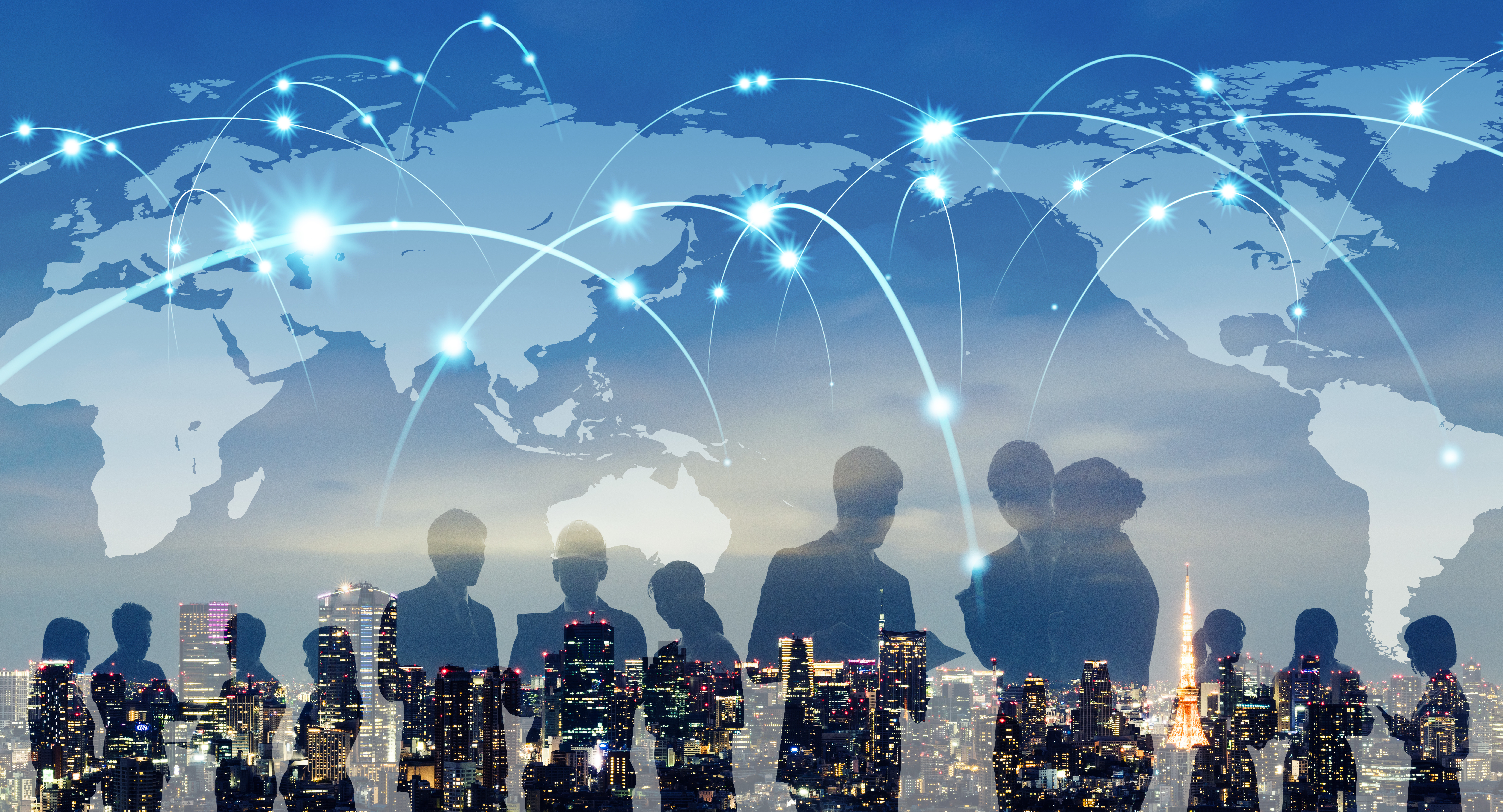 International_Vernetzung_AdobeStock_281020117 Personen stehen da und im Hintergrund eine Stadt