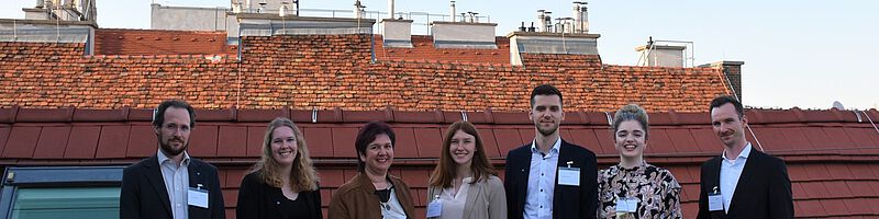 Traineegruppe auf Dachterrasse, Stephansdom im Hintergrund