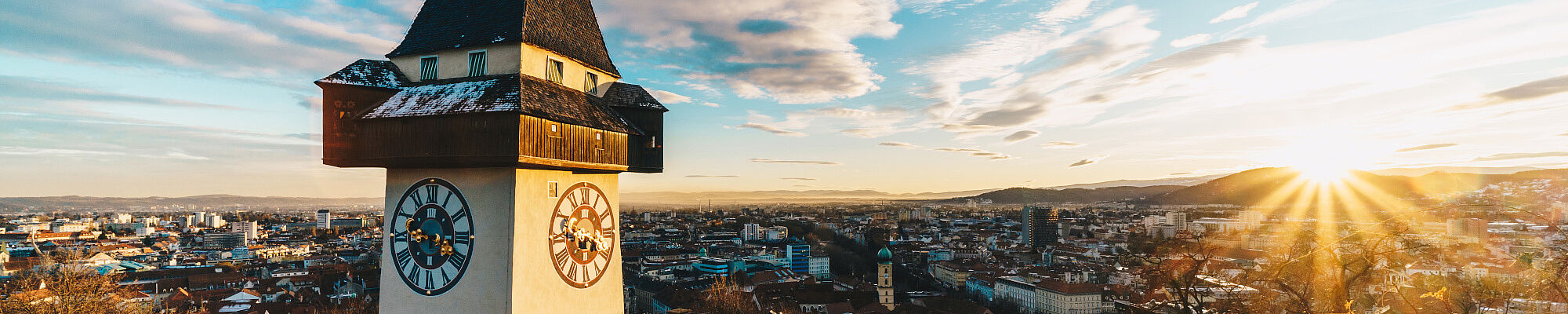 Grazer Stadtpanorama bei Sonnenaufgang von der Spitze des Schlossbergs