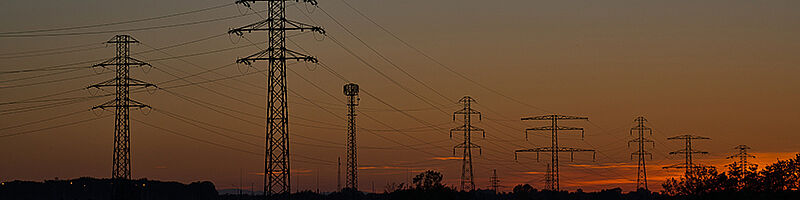 Strommasten bei Sonnenuntergang